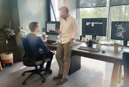Dos consultores de Remedia revisando un dashboard en la oficina