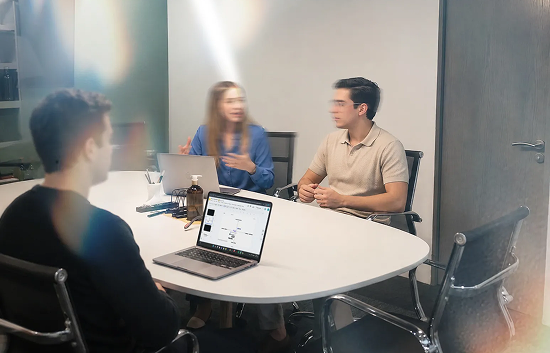 Equipo de Remedia en sesión de trabajo con cliente