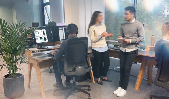 Equipo de Remedia colaborando en la oficina